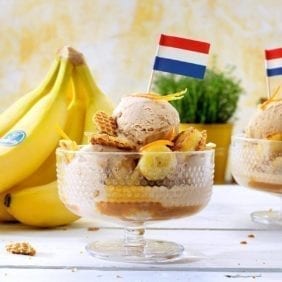 Glace à la cannelle avec banane Chiquita et Stroopwafel néerlandaise croustillante